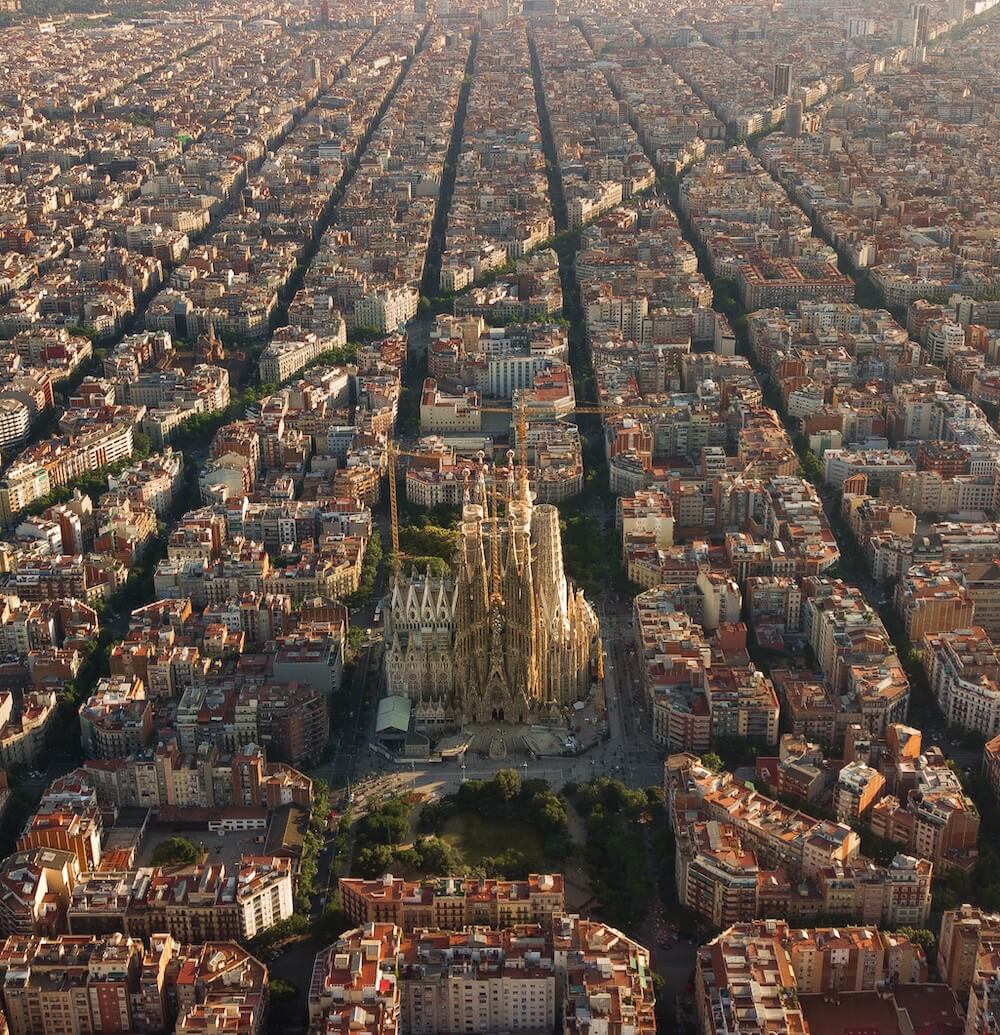 Widok z lotu ptaka na Sagrada Familia i dzielnicę Eixample w Barcelonie – symbol miasta