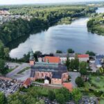 Panorama Kartuz – Kolegiata Wniebowzięcia Najświętszej Maryi Panny i Jezioro Klasztorne Górne